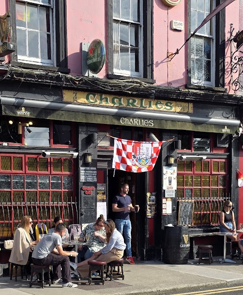 Charlies Bar