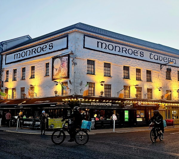 Monroes Tavern