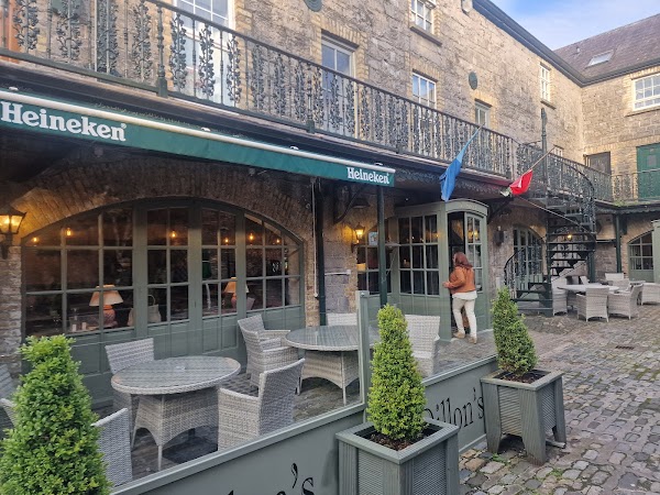 Dillons Public House